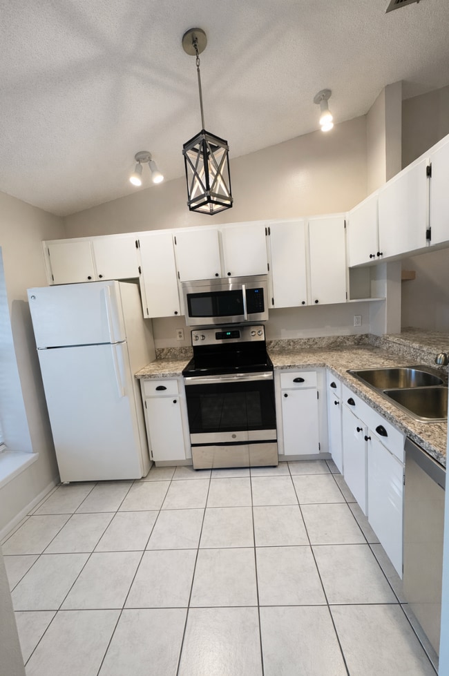 Clean and Modern kitchen - 566 Capistrano Ct Unit 566 Capistrano Ct