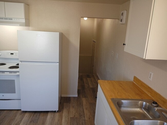 Photo - NE Spokane 2 bedroom apartment (Fresh paint and flooring) Unit A