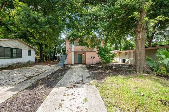 Photo - Cozy 3-Bedroom, 1-Bathroom Ground Floor Un...