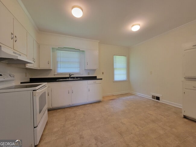 226 James St