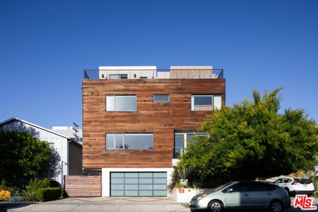 Building Photo - 140 S Hayworth Ave Rental