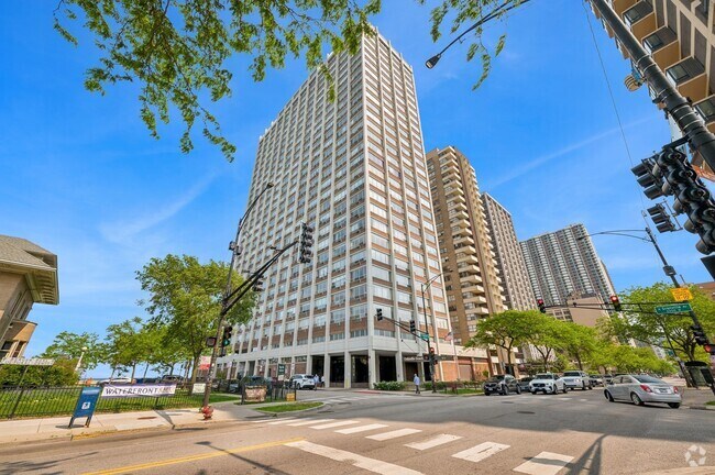 Building Photo - 6171 N Sheridan Rd Rental