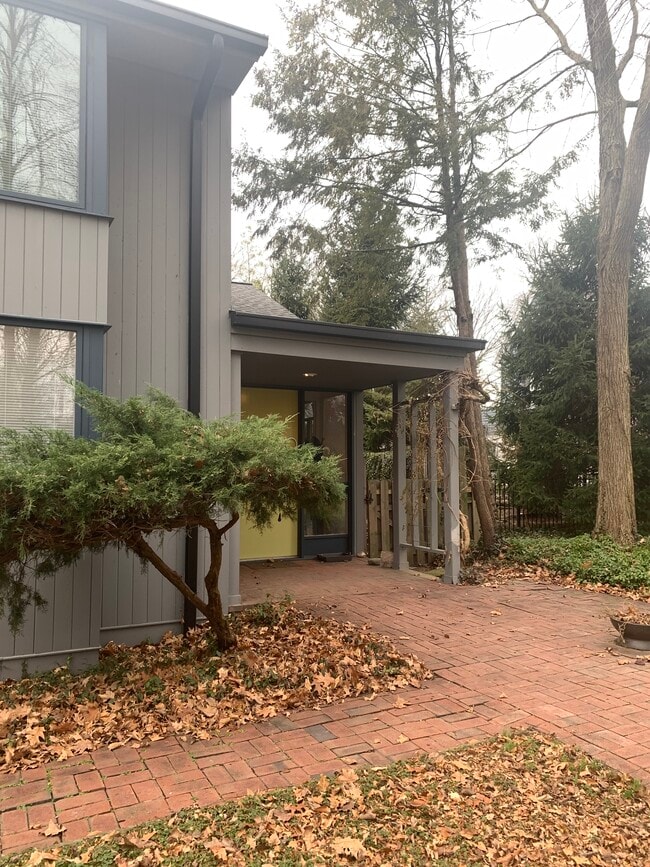 Building Photo - 2280 Tudor Dr Unit 2280