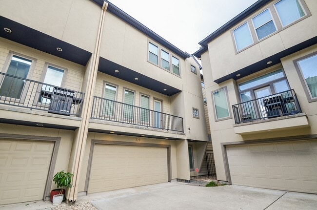 Building Photo - 2211 Hutchins St