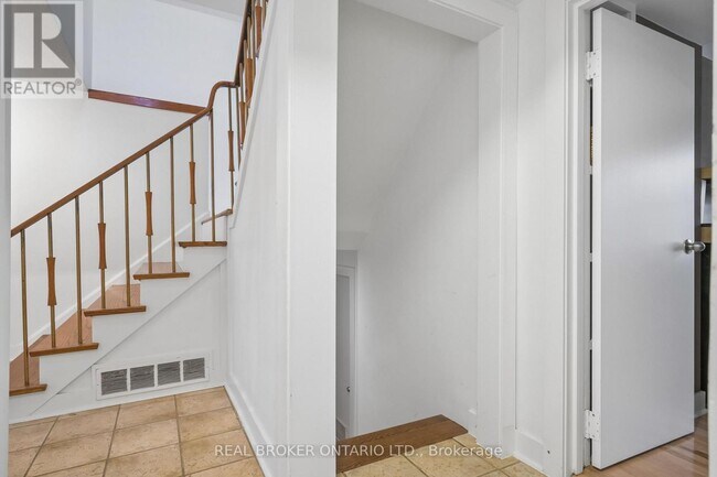 Photo - 77 Norgrove Crescent