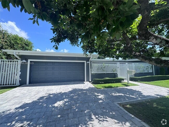 Building Photo - 1951 NE 185th Ter Rental