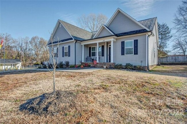 Photo - 101 W Park Dr