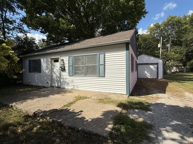 Building Photo - 916 E Fairlawn Dr Rental
