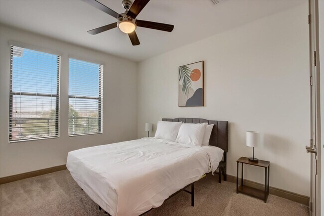 Photo - 555 N College Ave Unidad ID1014599P