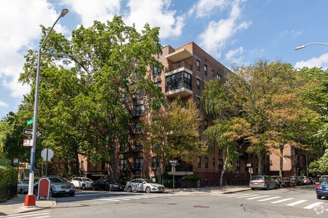 Photo - 665 Thwaites Pl