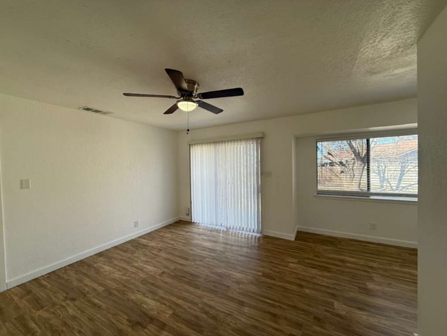 Photo - 5419 Lk Grv Dr