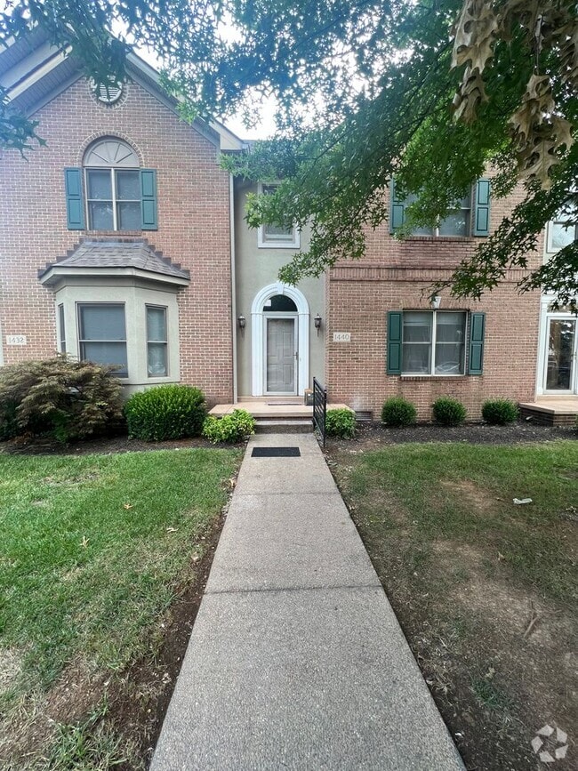 Building Photo - Spacious three bedroom, two and a half bat... Rental