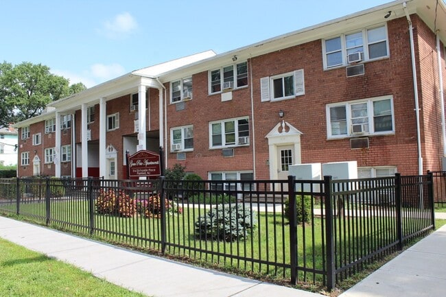 Photo - Gran Prix Apartments