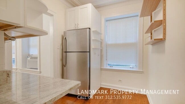 Photo - 3604 N Pine Grove Ave Unidad 1G