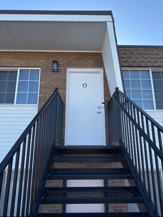 Building Photo - 7143 S 2700 W Unit #13