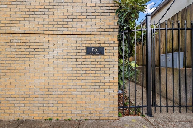 Photo - 3 Bed Beauty in Belhaven-FURNISHED Unit Apartment A