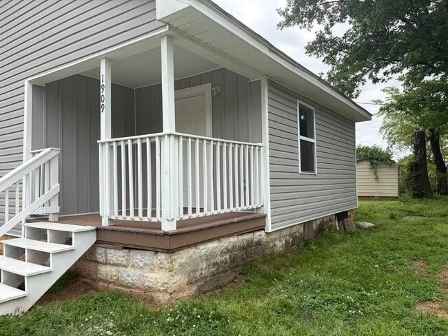 Photo - 2 BEDROOM 1 BATH HOUSE ALL ELECTRIC TILE FLOORING CENTRAL HEAT & AIR STACK WASHER/DRYER INCLUDED