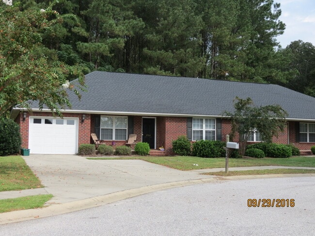 Building Photo - Landmark Pointe 3 Bedroom, 2 Bath-Lawn mai... Rental