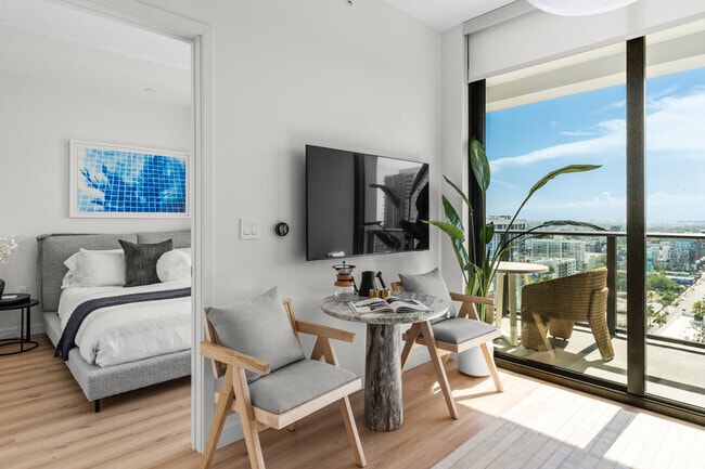 1BR, 1BA - 489SF - Living Room - Forma Miami