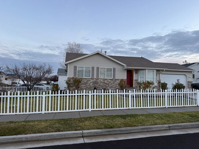 Building Photo - Beautiful 6 bedroom home!