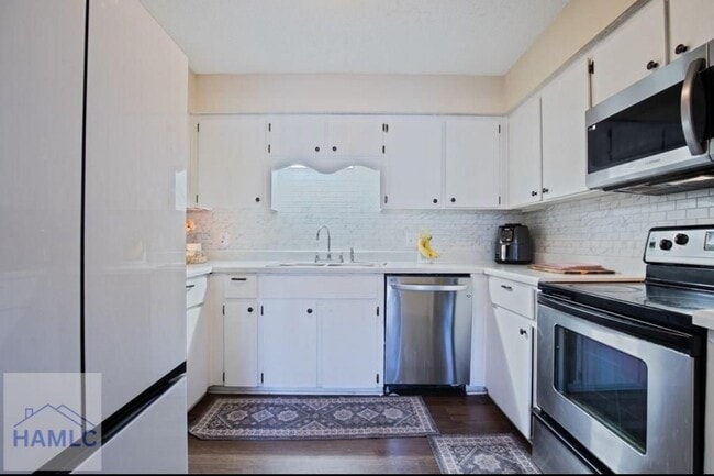 Photo - Charming 3 Bedroom, 2 Bath Home! Enjoy a c...