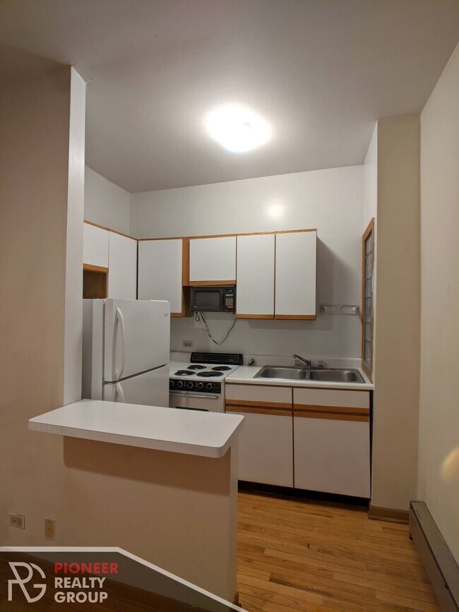 Photo - 633 W Barry Ave