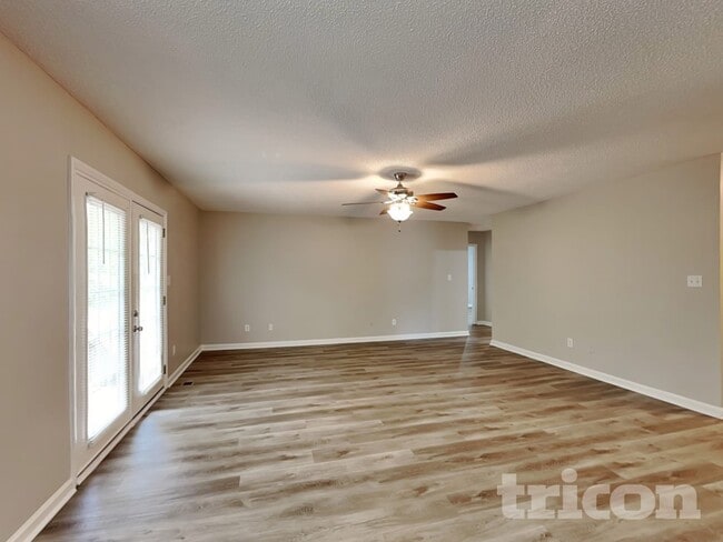 1209 Woodbriar St