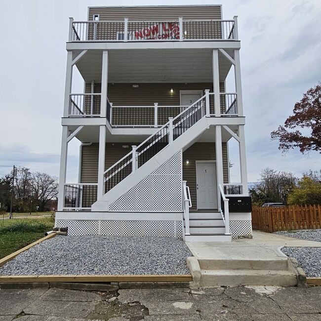 Photo - 429 E 9th St