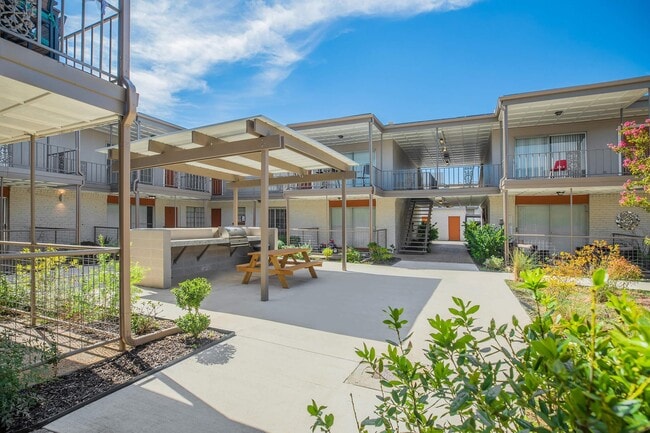 Photo - Eclipse Oak Lawn