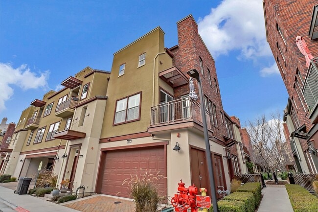 Building Photo - Luxury 2 Bedroom Condo with Loft