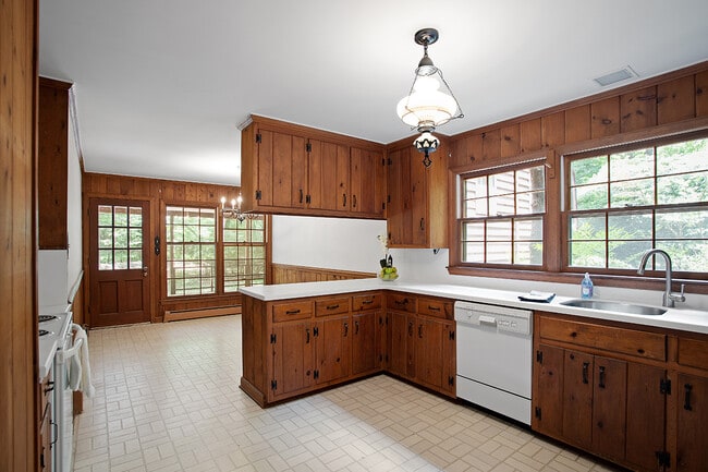 Kitchen and Breakfast Area - 2152 Lakeshore Ct Unit Main House