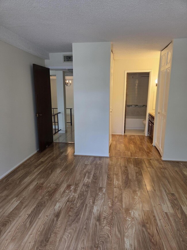 Building Photo - 3750 Inverrary Dr Unit 2c