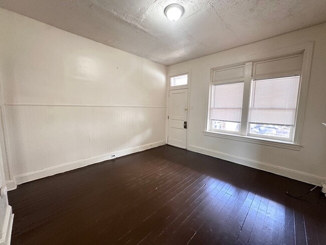 Photo - 4 Bedroom 1 Bathroom w/Garage in York City!