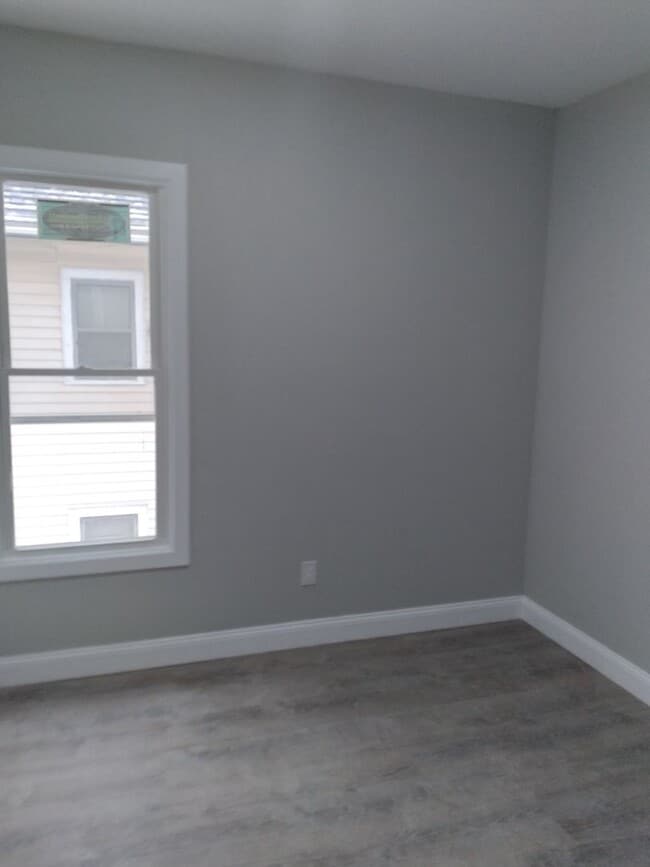 Building Photo - 14 W Erie St Unit 2
