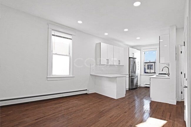 Building Photo - 5947 58th Ave Unit 2nd Fl