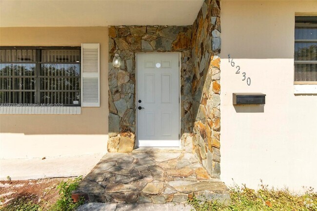 Building Photo - 16230 SW 106th Ave Rental