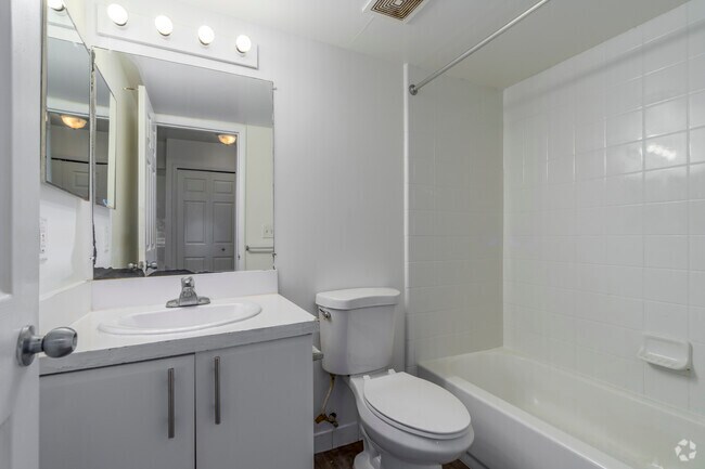 1BR, 1BA - 600SF - Bathroom