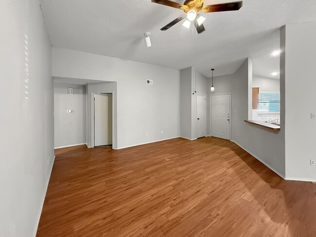 Photo - Spacious 3 Bed/ 2 Bath Home for Rent in Fort Worth