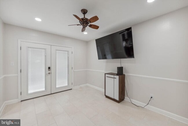 Photo - 6008 Waterbury Ct