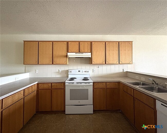 Building Photo - 2111 Jennifer Dr Unit A