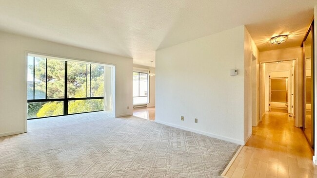 Building Photo - Top-floor with Storage Room & Huge Walk-In... Unit 409 Rental