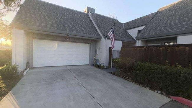 Building Photo - 101 E Portola Way Unit 1