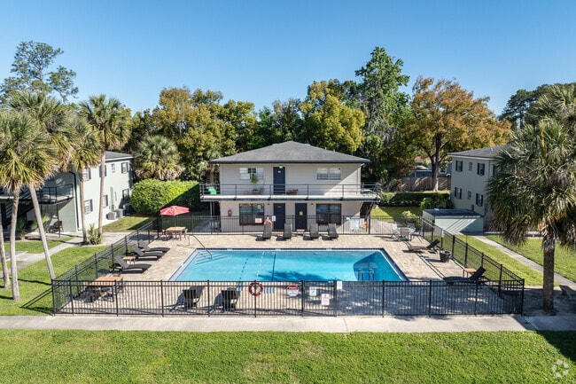 Pool - Glenwood Apartments