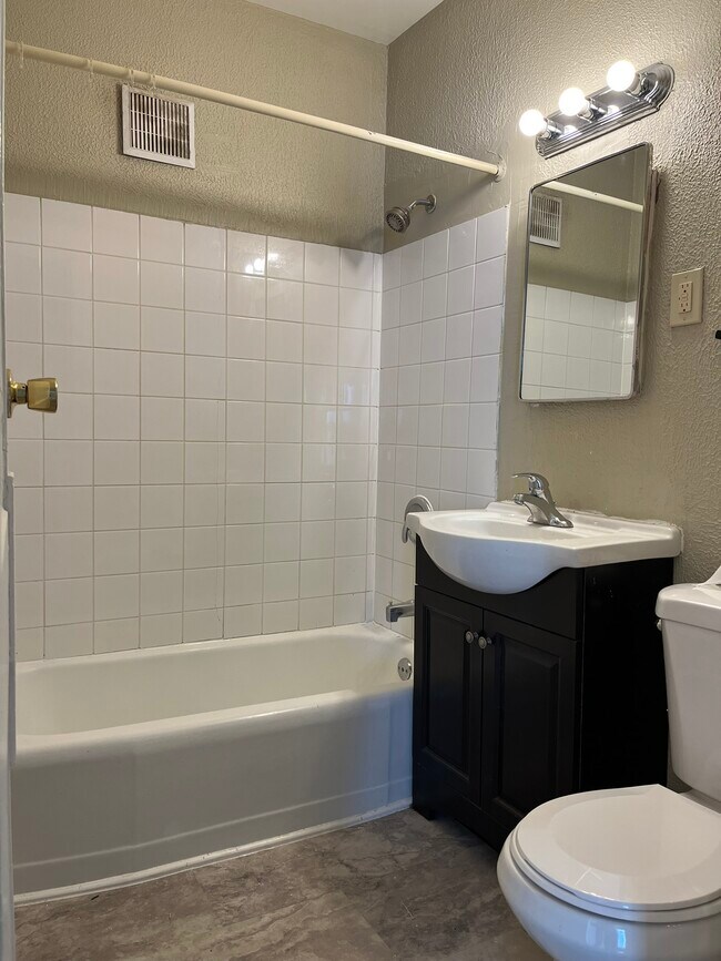 Photo - 3459 N Oakland Ave Unit Upper