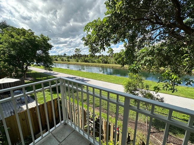 Photo - 2641 NE 4th St Unit 204