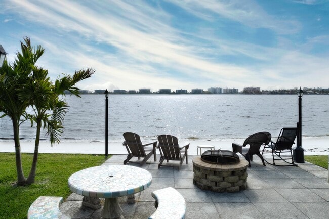 Building Photo - 1432 S Lakeside Dr Unit 11 Rental