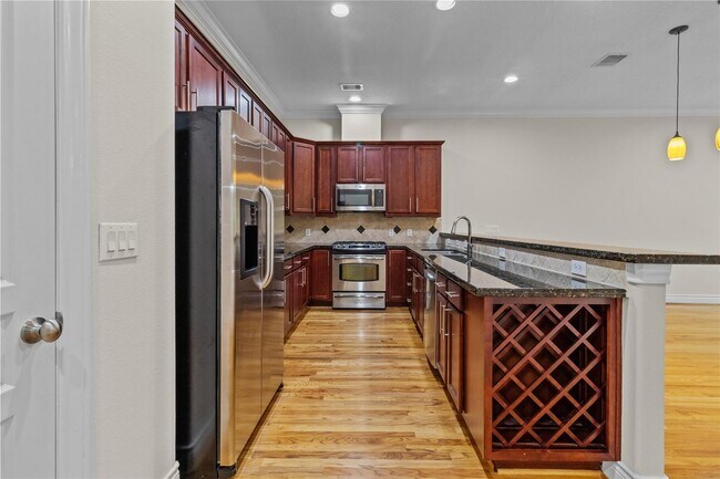 Building Photo - 1113 St Charles St