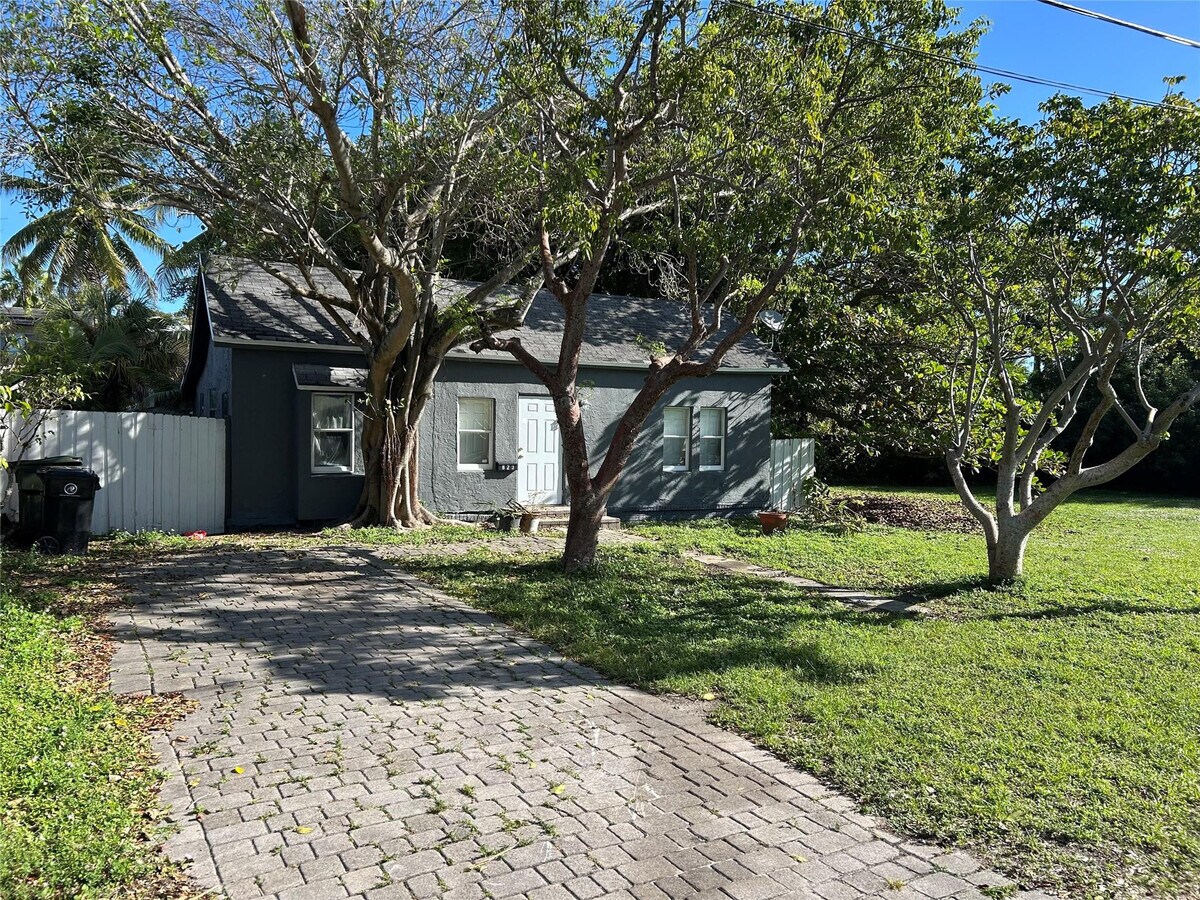 Photo - 823 NE 14th Pl