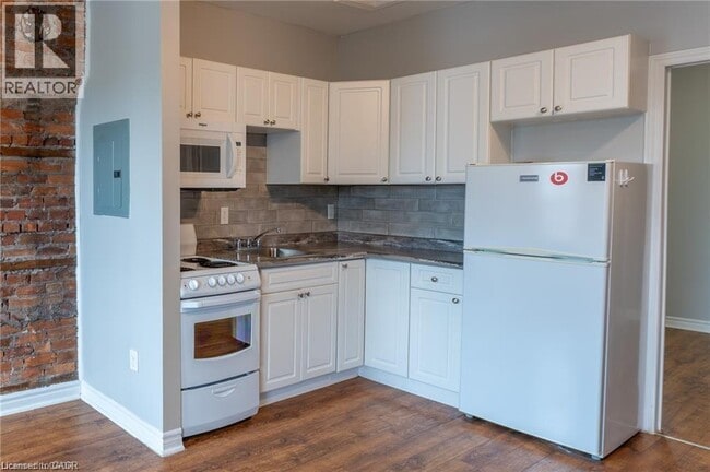 Photo - 141 Wellington St N