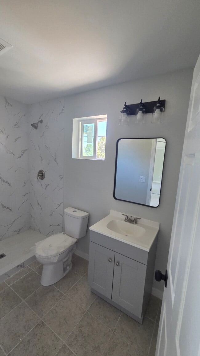 Photo - 1128 E Grand Ave